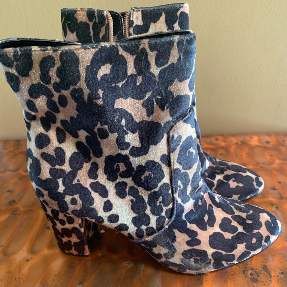 Not available Wendy Williams leopard booties size 10
NOT AVAILABLE-DONATED